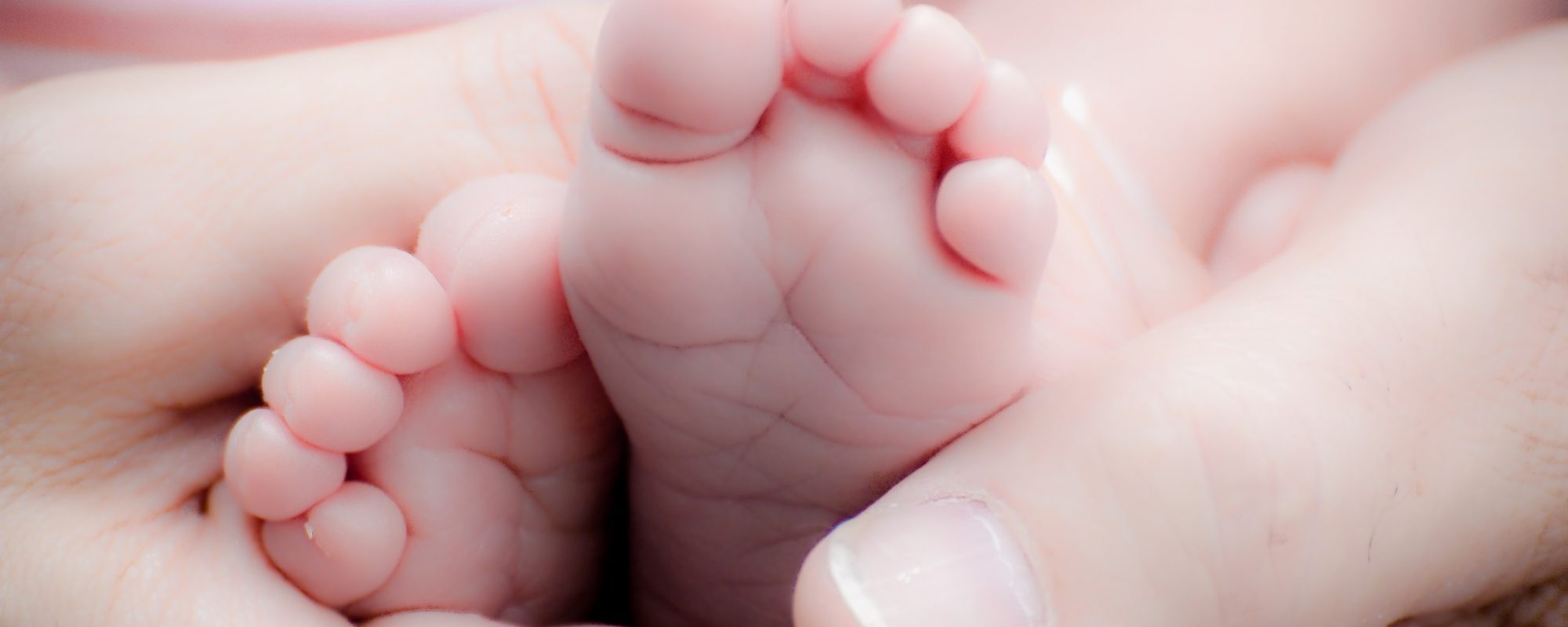baby-voetjes-in-hand